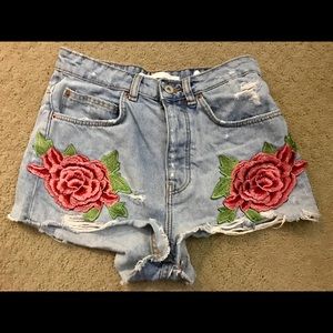 Cut off shorts with flower appliqués